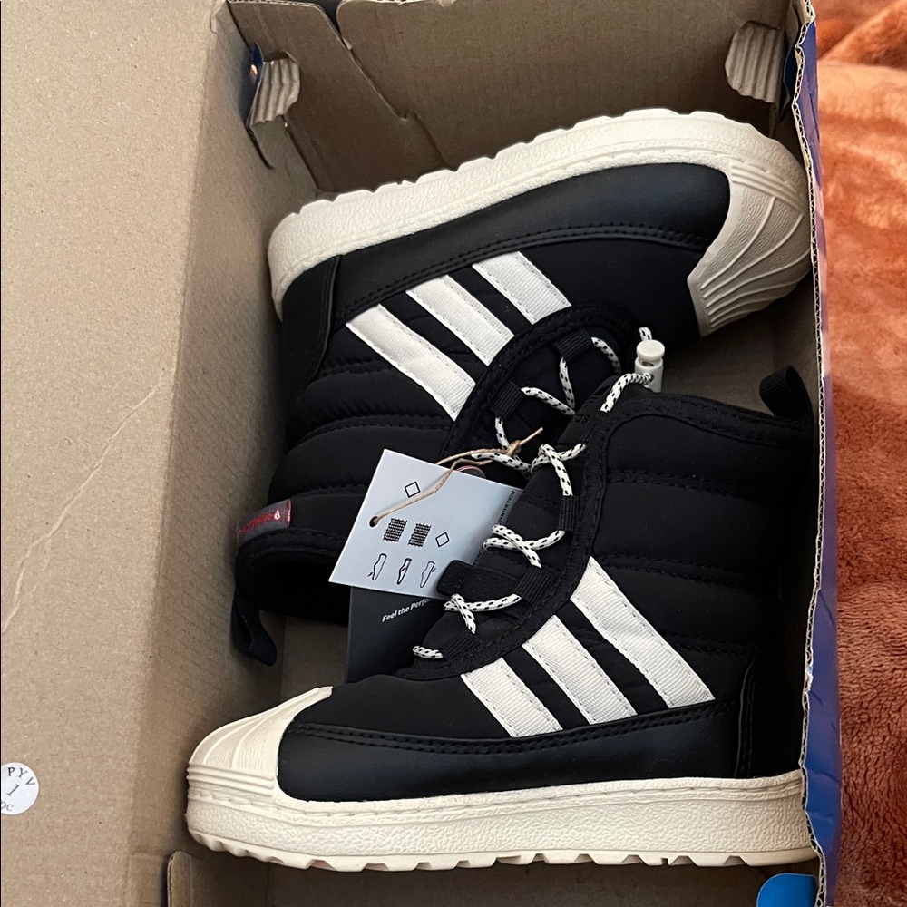 Adidas Kids Black and Cream Boots  SUPERSTAR 360 boot 2.0 I